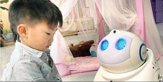 Yalnız çocuğa robot kardeş