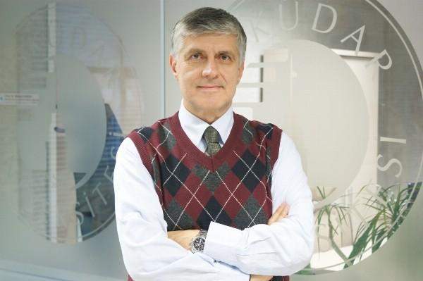 Üsküdar Üniversitesi öğretim üyesi ve Türk Eczacıları Birliği (TEB) Eczacılık Akademisi Başkanı Prof. Dr. Tayfun Uzbay