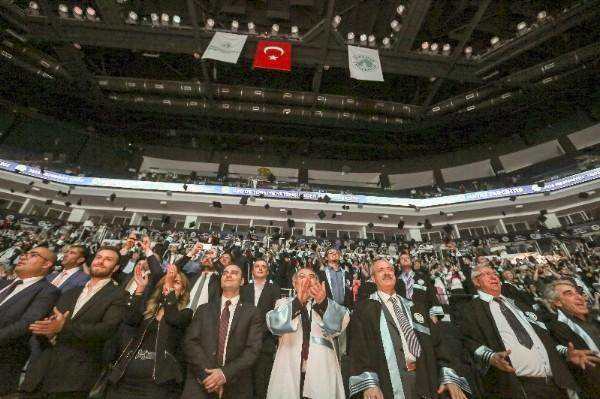 Üsküdar Üniversitesi 2015-2016 yılı mezunlarını görkemli bir törenle uğurladı...