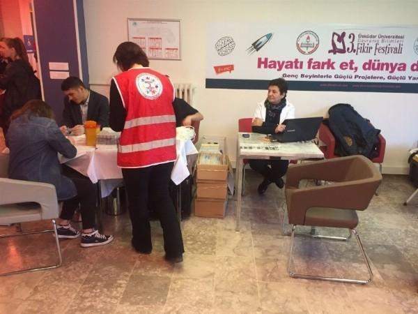 Üsküdar Üniversitesi kan bağışı için kuyrukta...