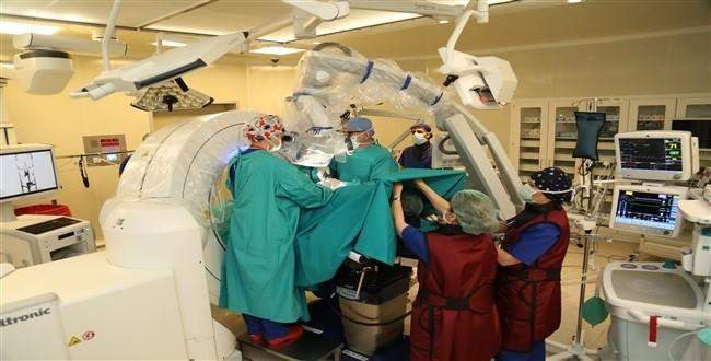 Beyin Cerrahı Prof. Dr. Kaya Aksoy, NPİSTANBUL Beyin Hastanesi’nde