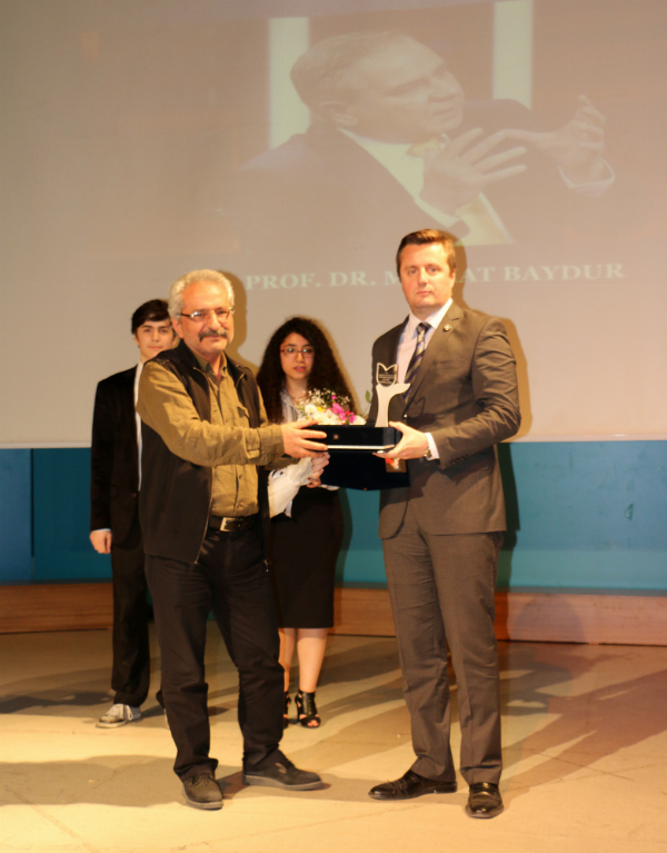 Yılın 'Siyaset Bilimci Ödülü' Prof. Dr. Mithat Baydur’un