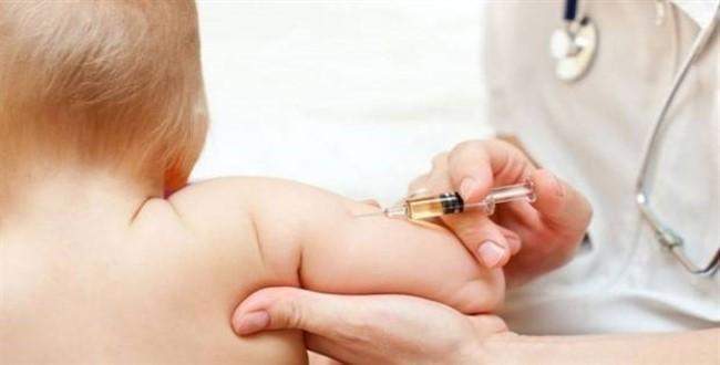 Çocuklara aşıyı zorunlu hale getiren yasa onaylandı