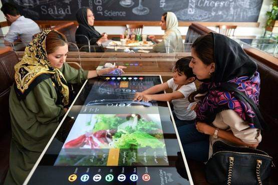 İran'da ilk robotik restoran 2
