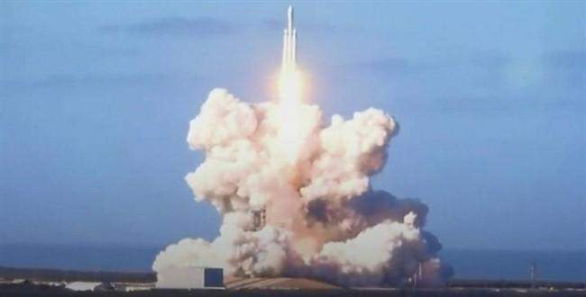 Dev roket 'Falcon Heavy'nin ilk uçuşu
