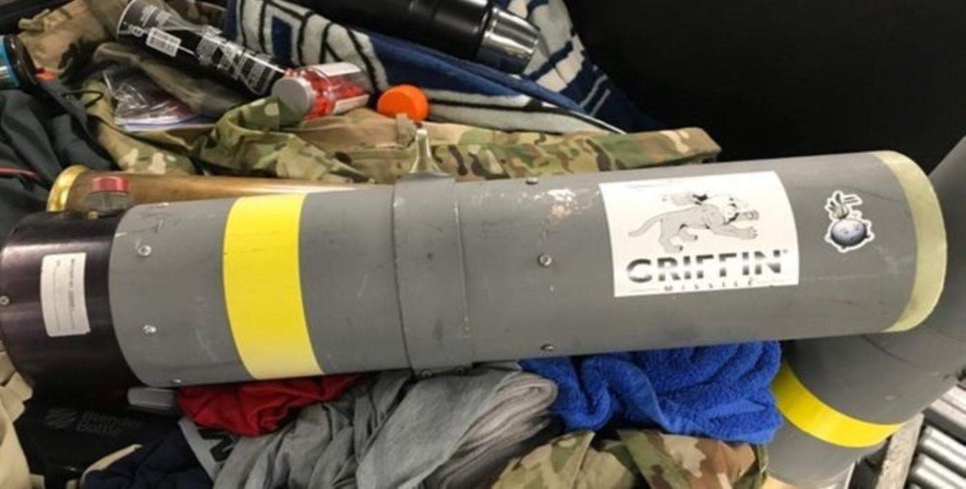 ABD'de yolcunun bavulundan füze fırlatıcısı çıktı