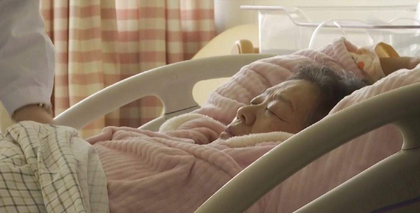 67 yaşında kız bebek dünyaya getirdi
