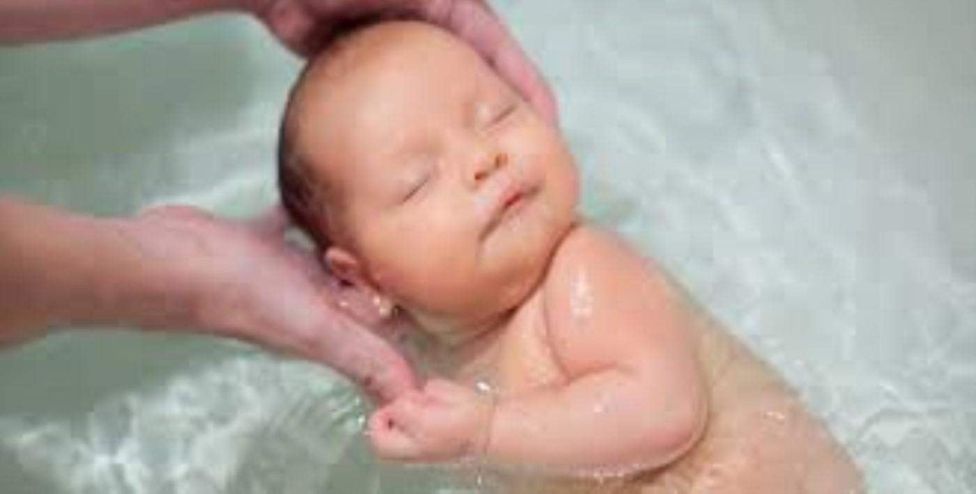 Tum Ayrintilariyla Yeni Dogan Bebek Banyosu E Psikiyatri