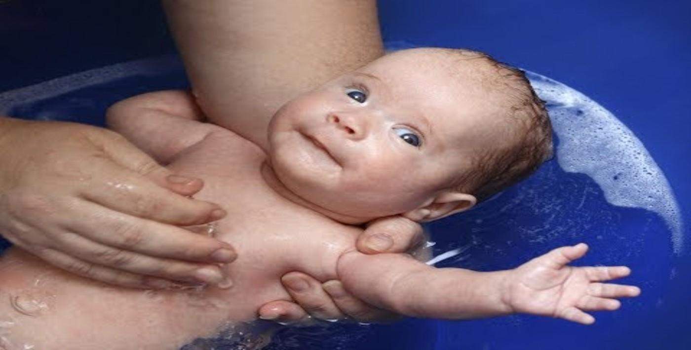 Tüm ayrıntılarıyla yeni doğan bebek banyosu