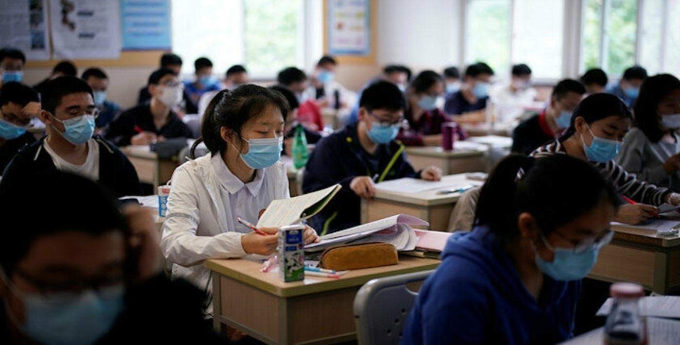 Çin’de öğrencilere ateş ölçen bileklik dağıtılıyor