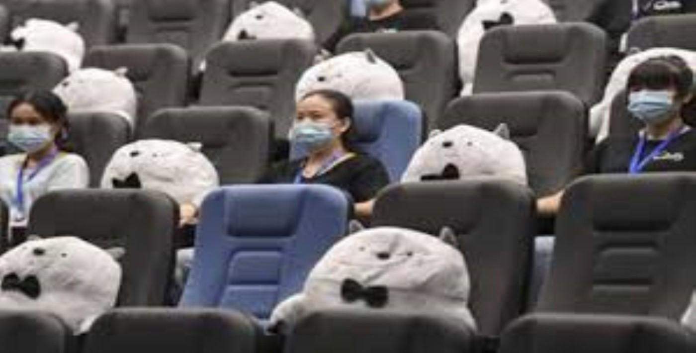 Çin'de sinemalar açıldı ama yan yana oturmak yasak