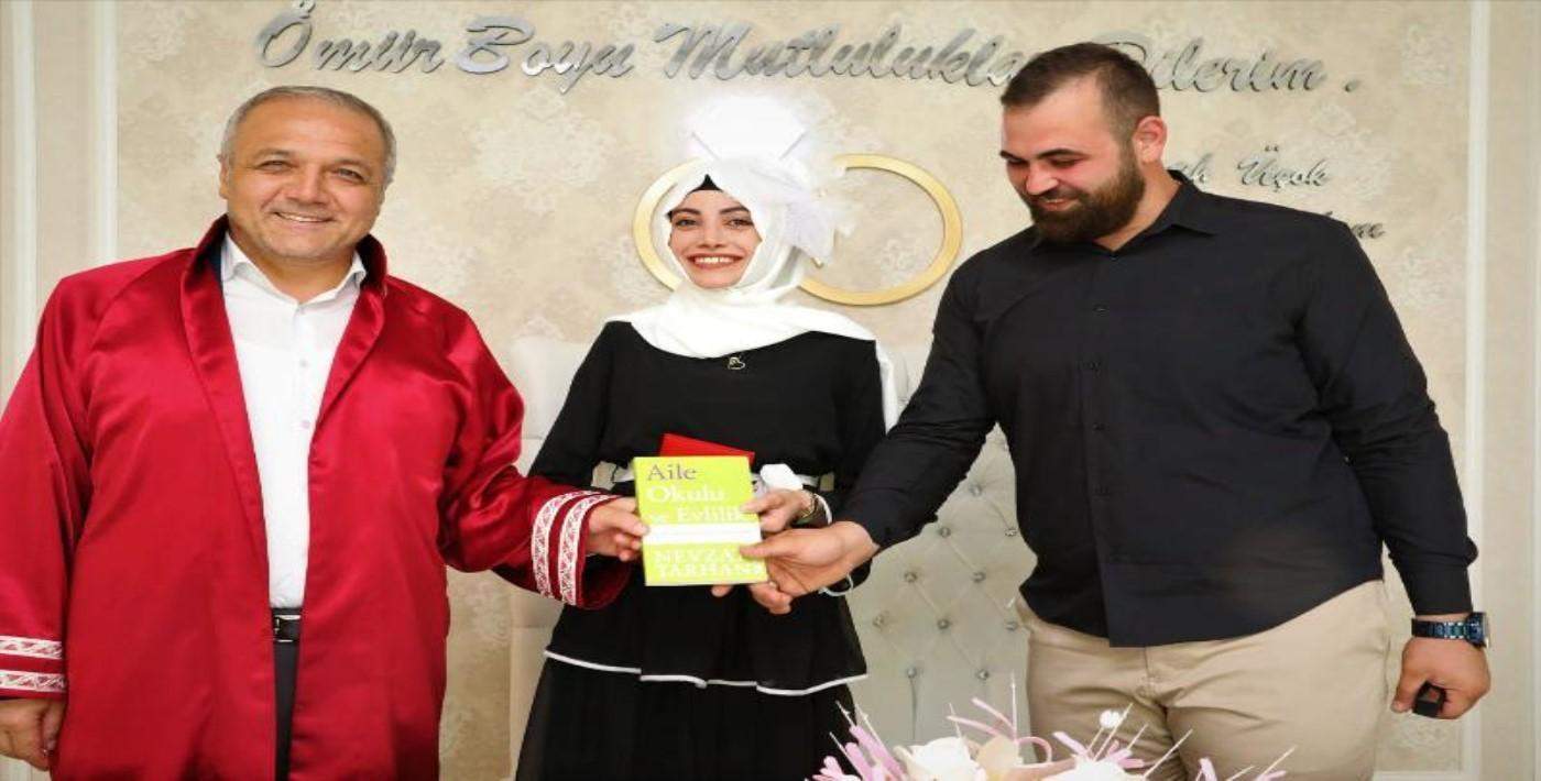 Evlenen Çiftlere Prof. Dr. Tarhan’ın Kitabı hediye edildi
