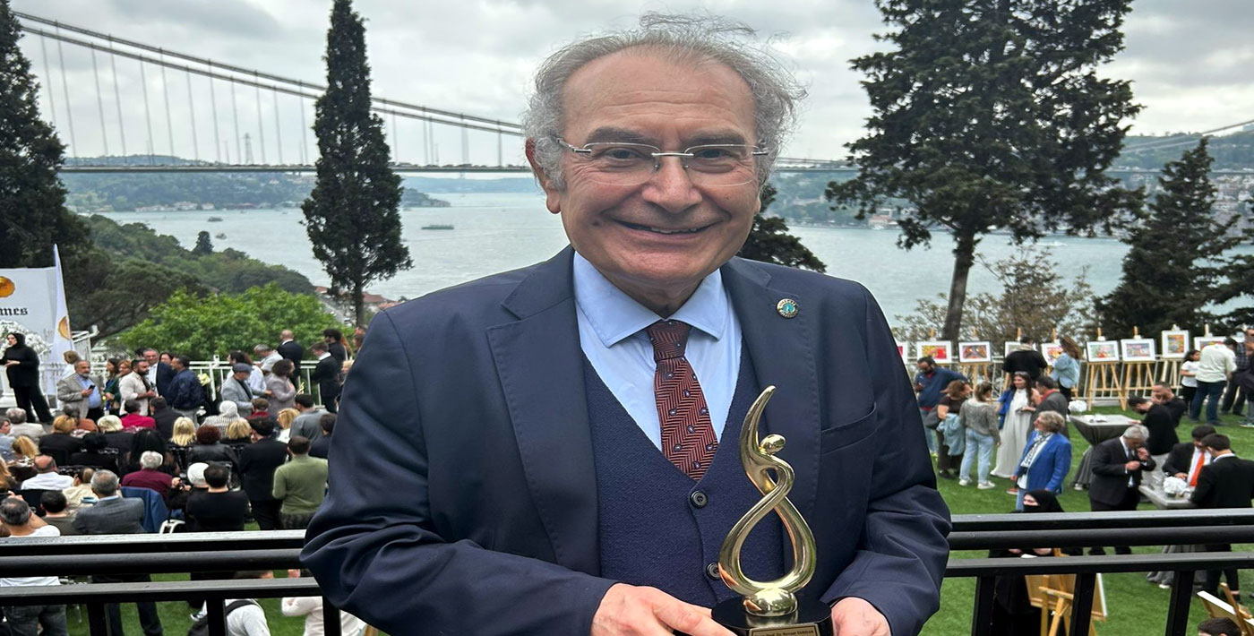 Prof. Dr. Tarhan  Altın Yazar ödülünün sahibi oldu