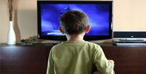 Fazla televizyon seyreden çocukların gelişimi etkileniyor