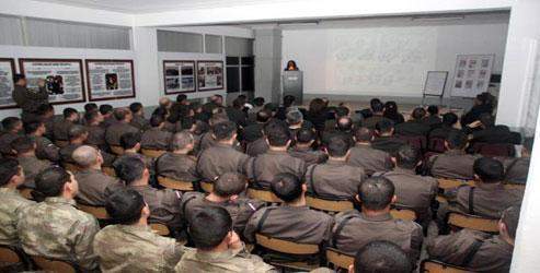 Askerlere kadına karşı şiddet eğitimi