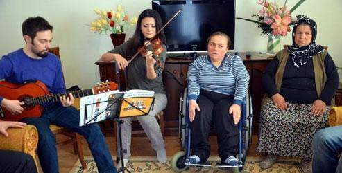 Hastalara evde müzikle terapi