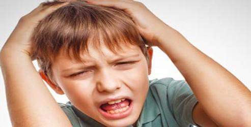 Stres çocuklara saçını başını yolduruyor