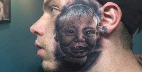 Bebeğinin dövmesini yüzüne yaptırdı