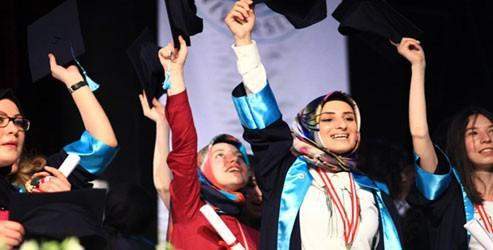 Üsküdar Üniversitesi'nde mezuniyet sevinci